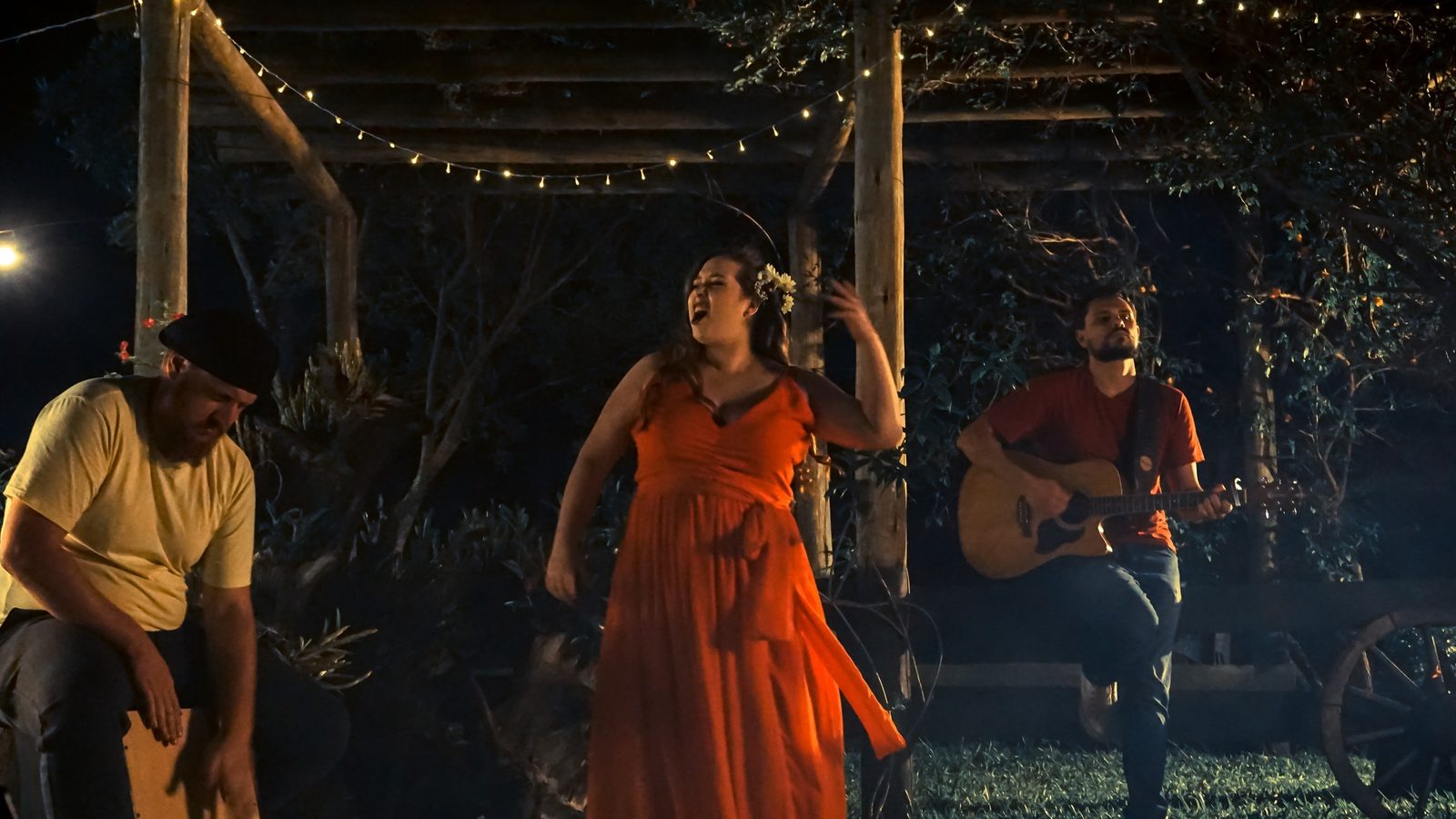 Letícia Bertoldi cantando ao ar livre no 2º Recital de Música do CAPZ